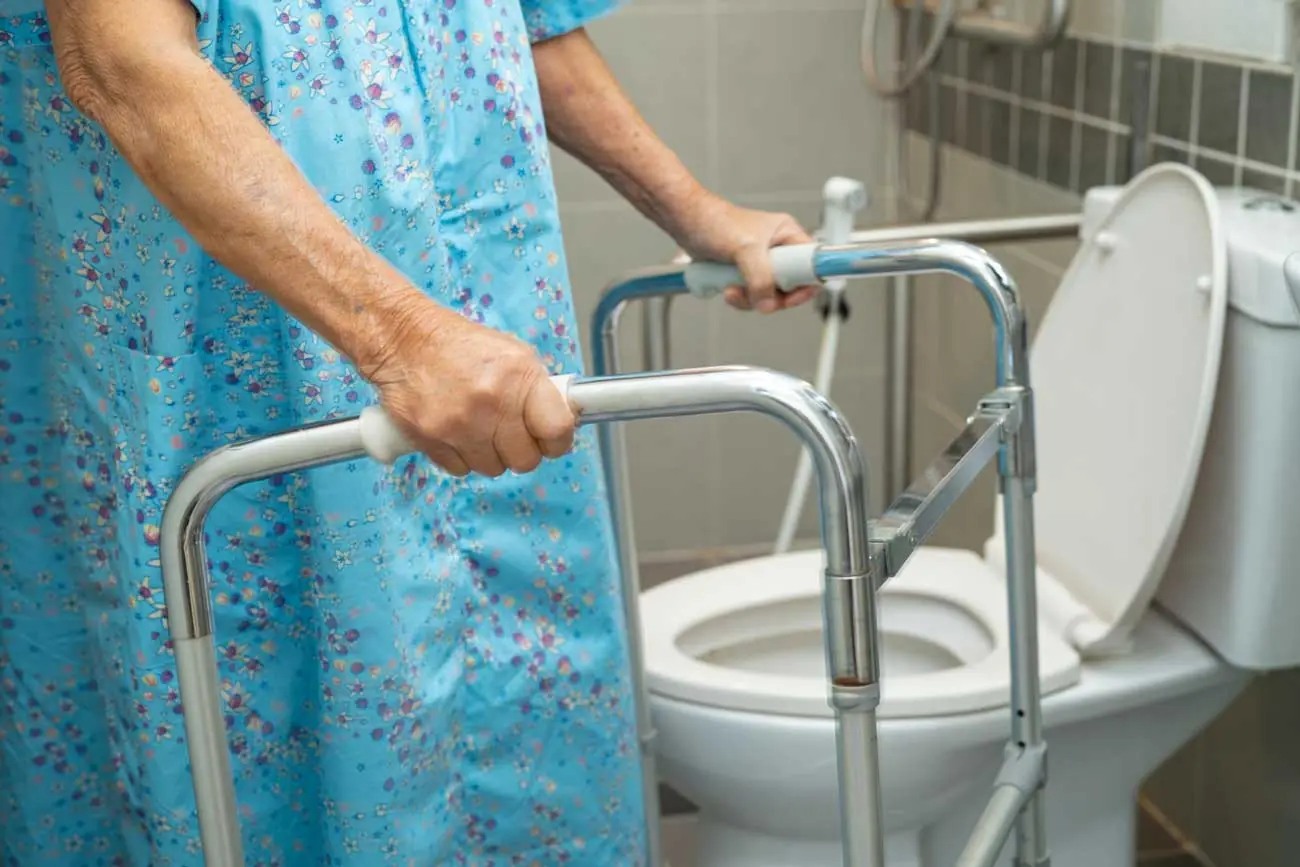 Primele semne că ai nevoie de ajutor la toaletă și ce faci din timp