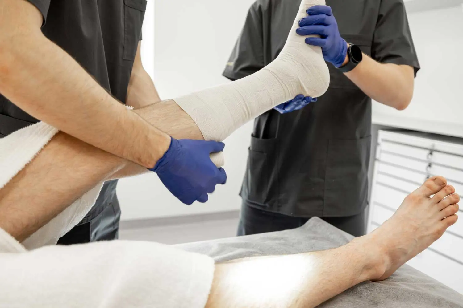Primul ajutor și recuperarea rapidă în cazul entorselor multiple cauzate de căderi