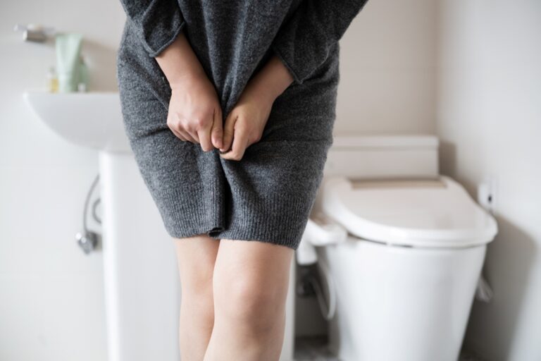 Incontinență urinară la menopauză: de ce apare și cum poate fi gestionată discret?