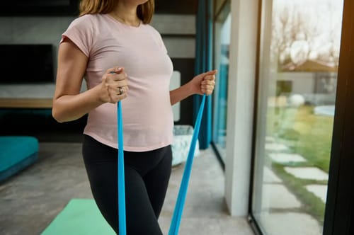 5 Exerciții de tonifiere a organismului cu banda de fitness