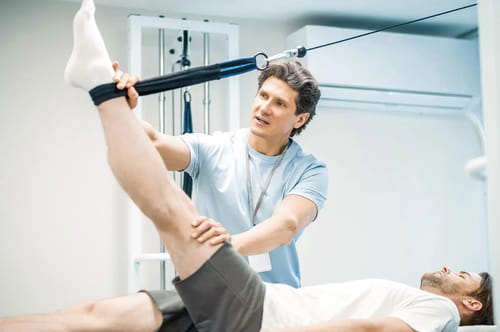 Când este recomandată kinetoterapia la copii și adulți?
