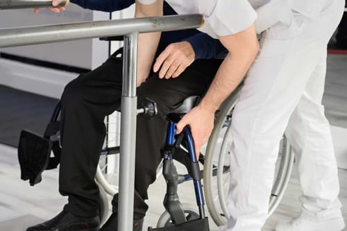 Scaun cu rotile: cum îl reglezi ca să eviți durerile de spate