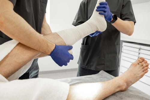 Primul ajutor și recuperarea rapidă în cazul entorselor multiple cauzate de căderi
