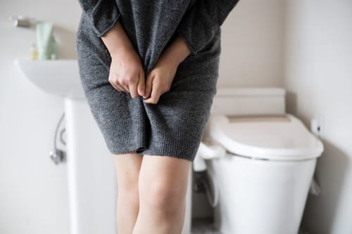 Incontinență urinară la menopauză: de ce apare și cum poate fi gestionată discret?