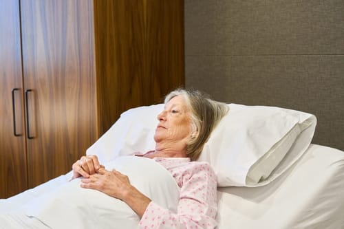 Prevenirea mirosurilor neplăcute în camera unui pacient la pat: sfaturi utile