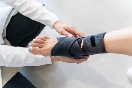 Entorsa de gleznă: ce faci în primele zile și cum susții recuperarea?